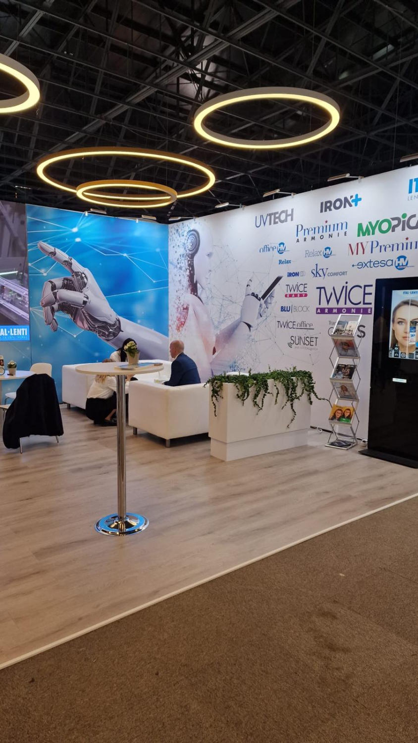 stand expozitional personalizat la Salonul National de Optica